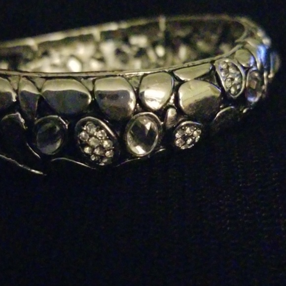 Silver-tone texture stretch bracelet - Picture 6 of 8